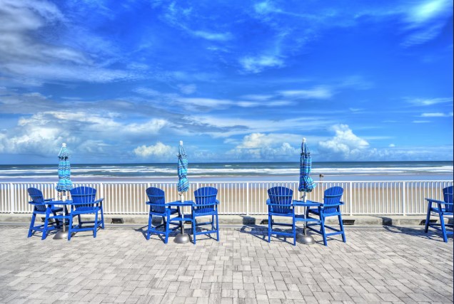 Refreshing oceanfront pool2