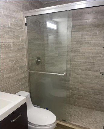 Simple and refreshed bathroom design