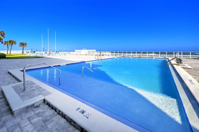 Sparkling resort poo1l